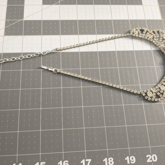 Costume Jewelry Necklace no marks silver tone and clear gems approx. 18 inches - Picture 4 of 5